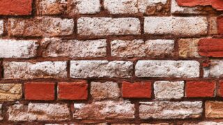 Come fare mattoni e calce da zero con materiali naturali