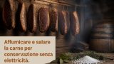 Affumicare e salare la carne per conservazione senza elettricità