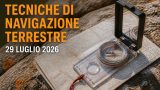 Tecniche di navigazione terrestre con bussola, mappe e riferimenti naturali